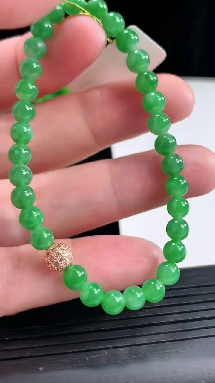 天然A货翡翠圆珠手串，尺寸5.5-32颗重量:8.89g4月27日
工厂直销收藏佳品,种好水足，色泽均匀，有种有色，上手高大气！