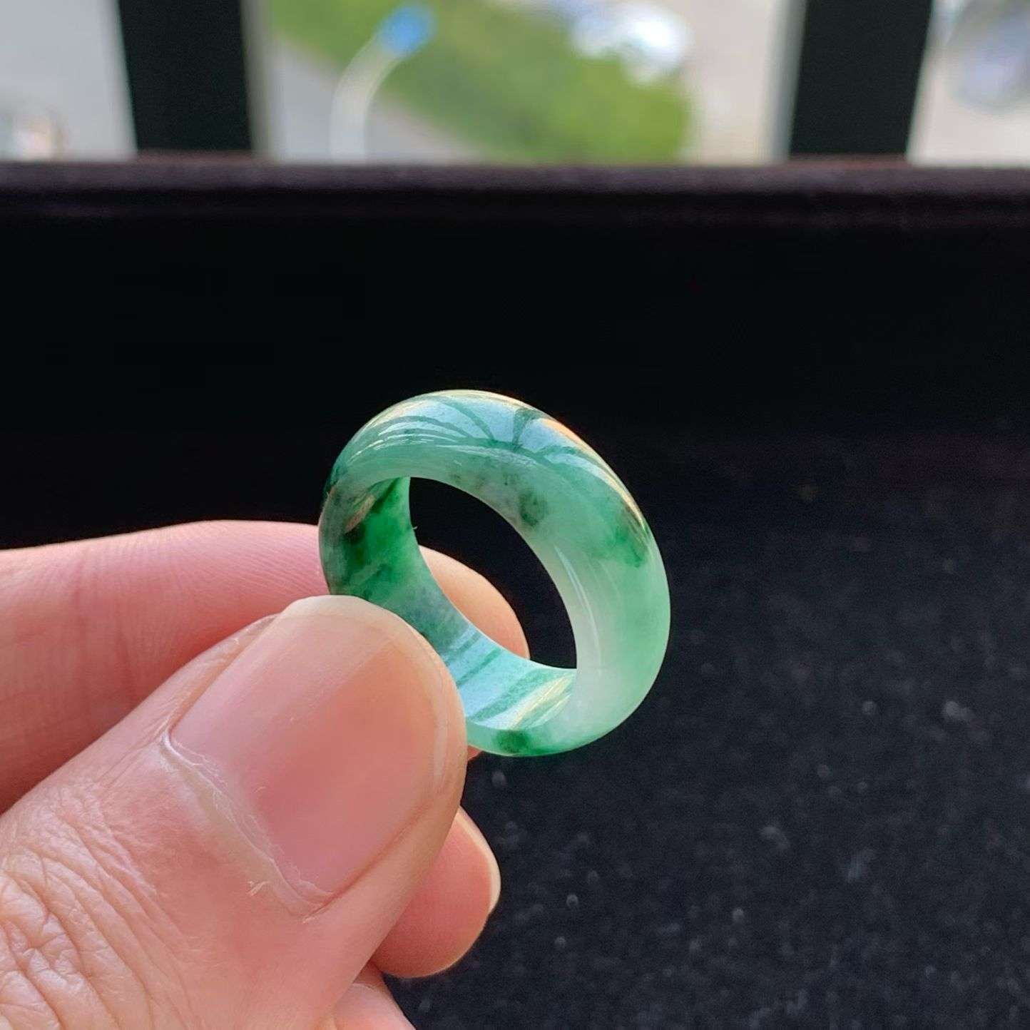 A货天然翡翠冰糯种飘绿戒指14号重量4.11
4月27日