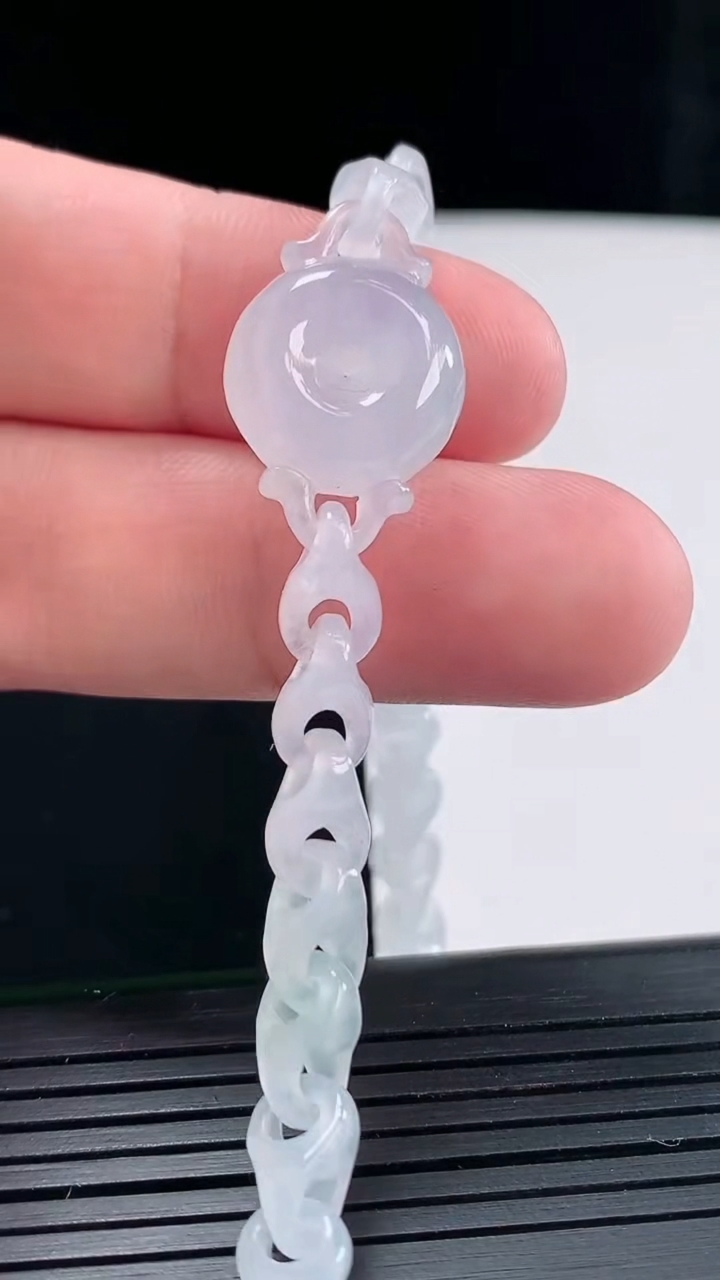 天然A货翡翠种白冰平安扣手串，尺寸14-6.2重量:14.65g4月27日
工厂直销收藏佳品,种好水足，色泽均匀，有种有色，上手高大气！