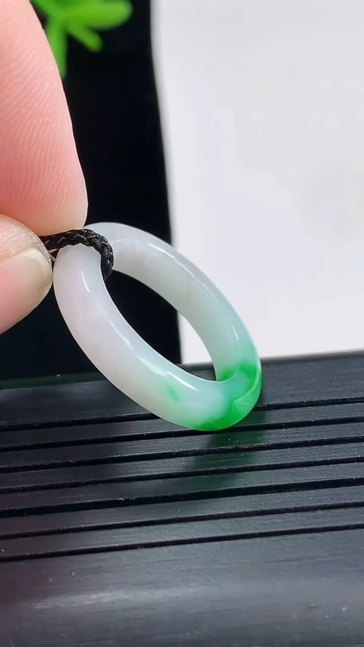 天然A货翡翠玉指环 戒指，尺寸16.3-4.2-3.2重量:2.83g2026年4月27日
工厂直销收藏佳品,种好水足，色泽均匀，有种有色，上手高大气！