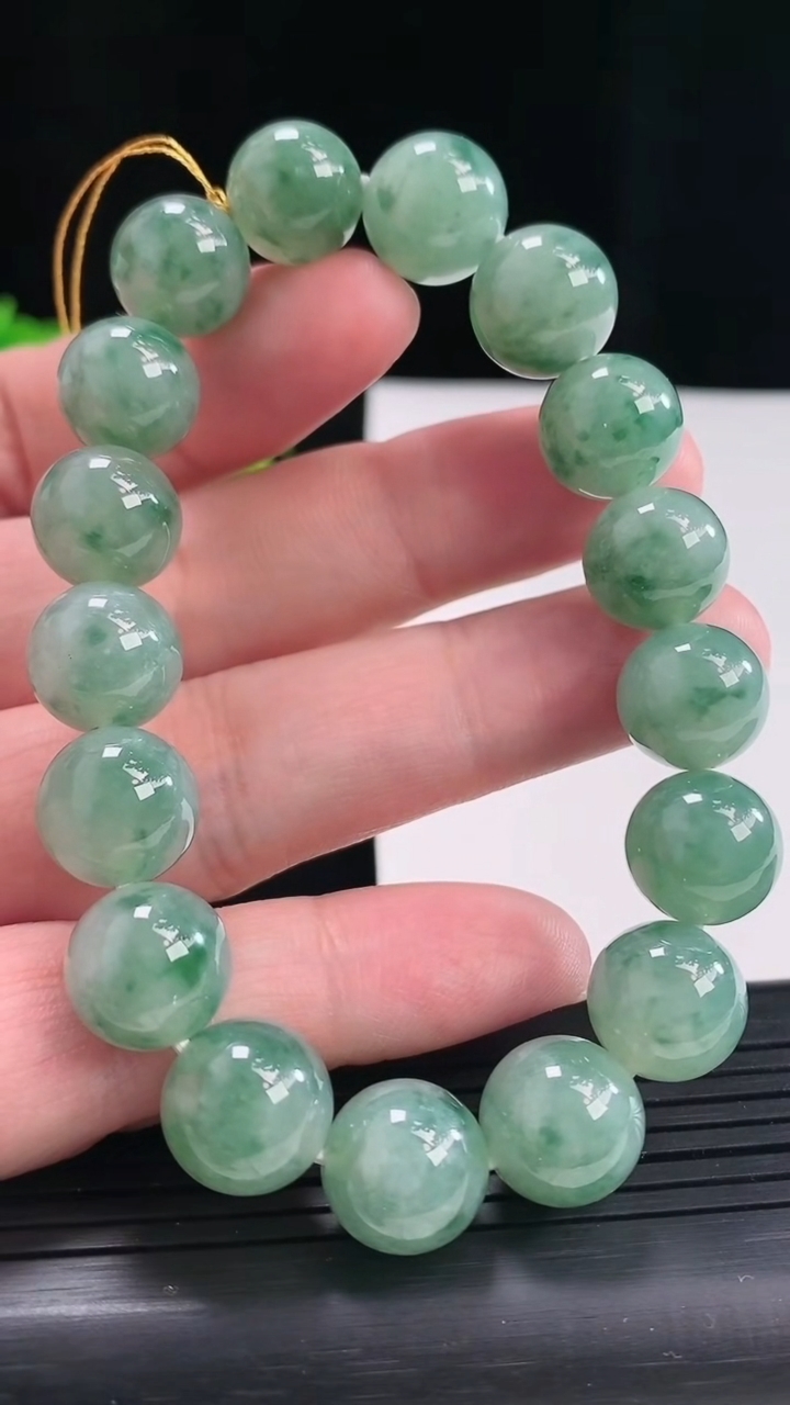 天然A货翡翠飘花圆珠手串，尺寸11.8-16颗星重量:49.28g4月27日
工厂直销收藏佳品,种好水足，色泽均匀，有种有色，上手高大气！