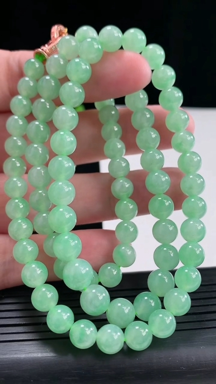 天然A货翡翠圆珠项链，尺寸7.2-81颗重量:58.11g
4月27日