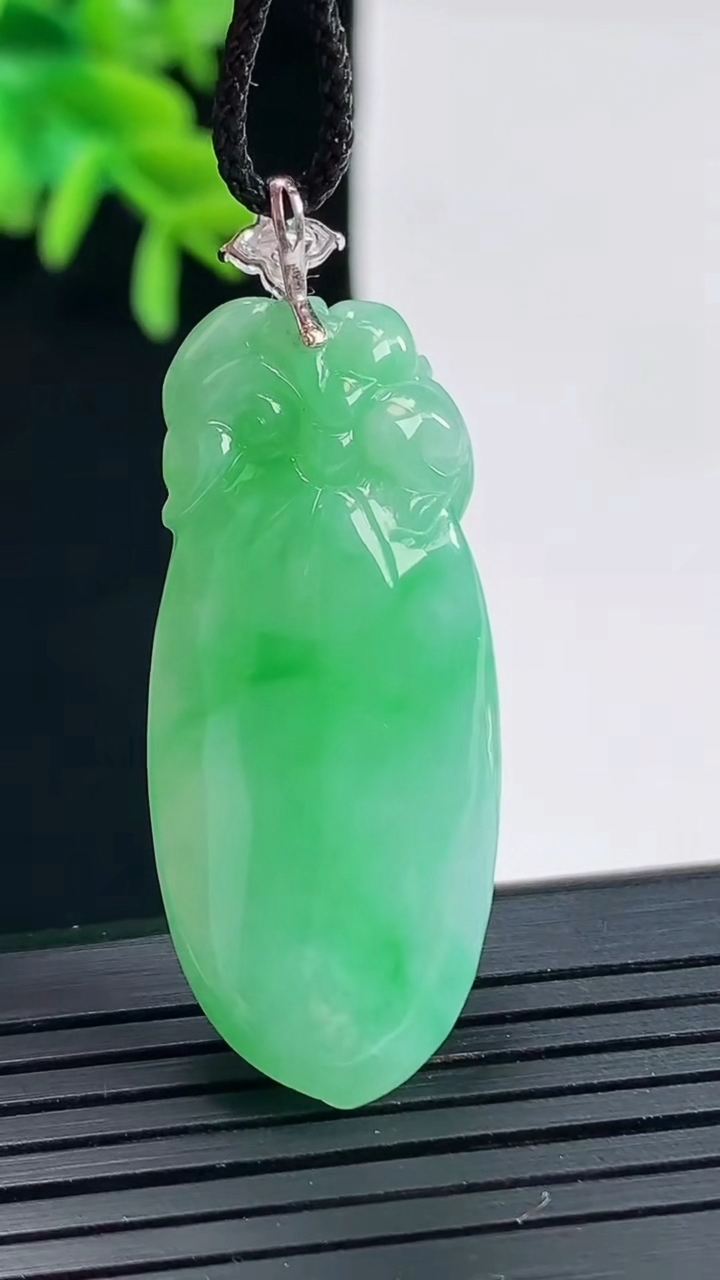 天然A货翡翠寿桃吊坠，尺寸39-17-7.8重量:9.61g
4月27日
