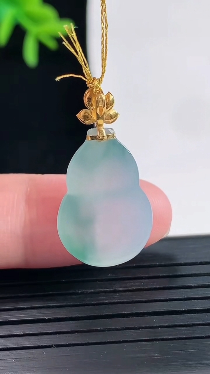 天然A货翡翠种飘花葫芦吊坠，尺寸20-14.5-5.6重量:3.02g
4月27日