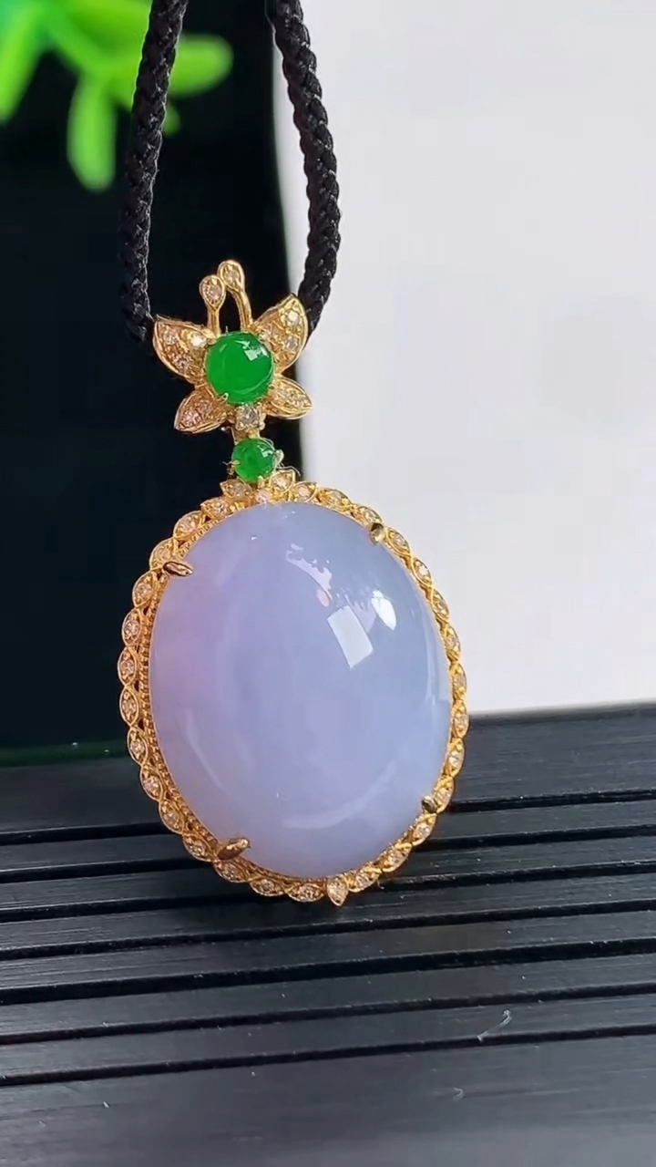 天然A货翡翠18k金紫罗兰蛋面吊坠，尺寸32-17.6-9.2，裸石18.5-15重量:5.49g
4月27日