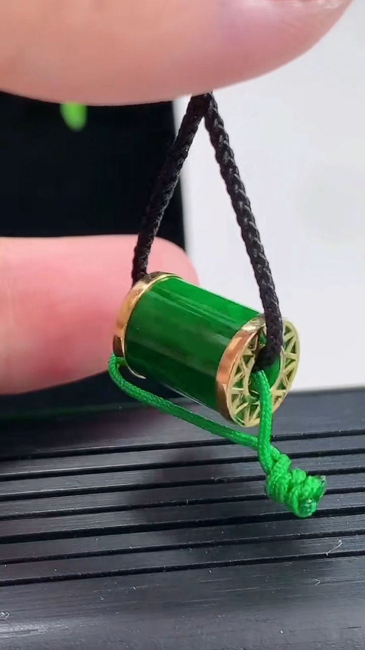 天然A货翡翠路路通吊坠，尺寸14-10.5重量:3.08g
4月27日