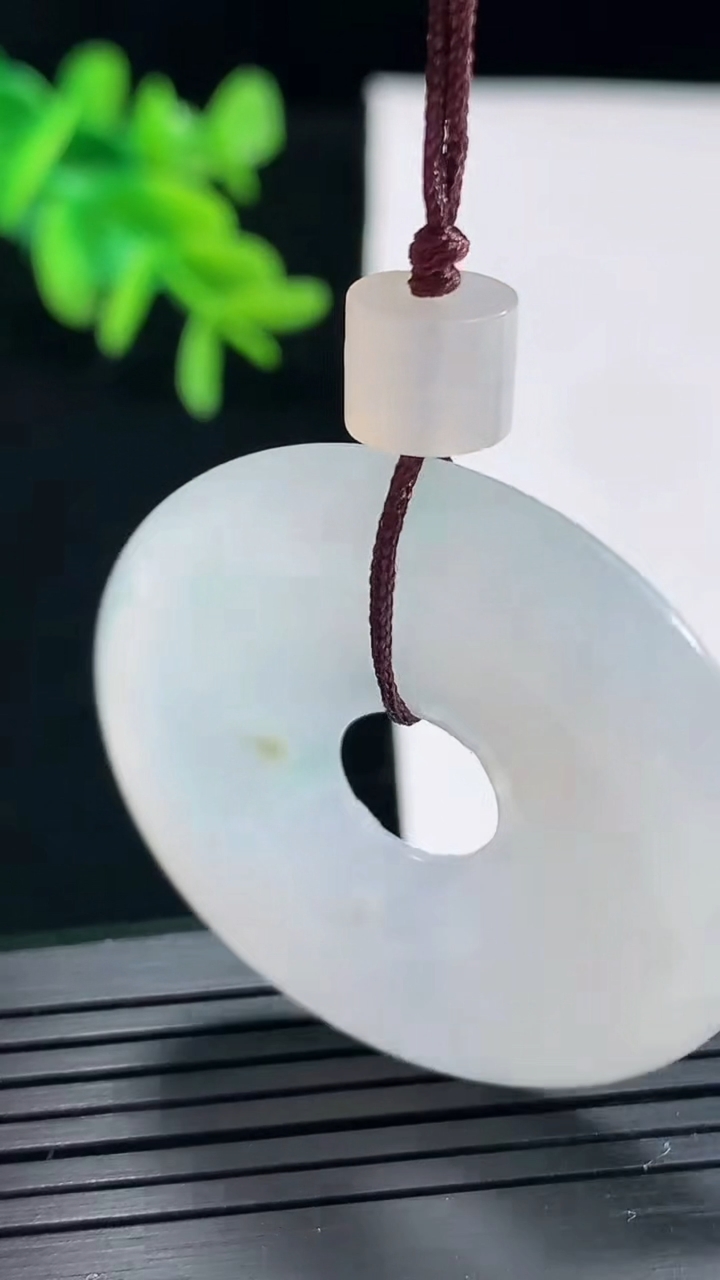 天然A货翡翠平安环吊坠，尺寸38-6重量:18.35g
4月27日