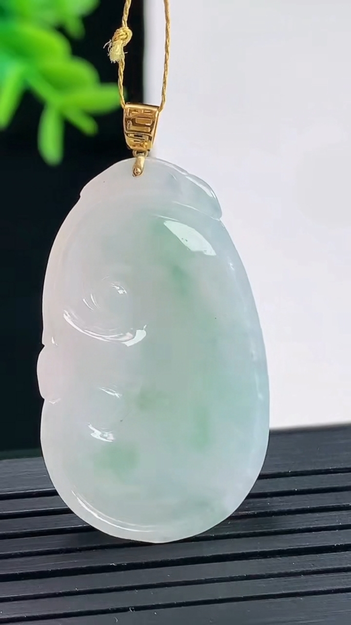 天然A货翡翠18k金飘花如意吊坠，尺寸33.6-22-5.2重量:7.99g
4月27日