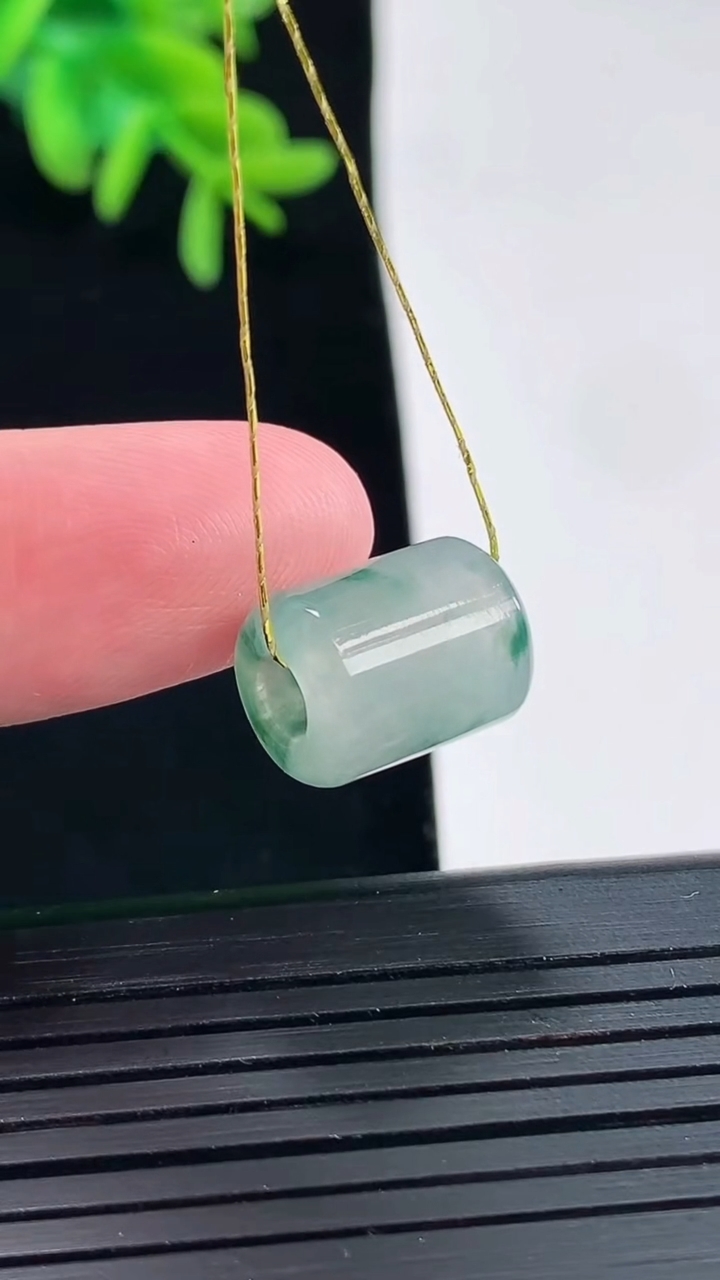 天然A货翡翠飘花路路通吊坠，尺寸12.6-10重量:2.86g
4月27日