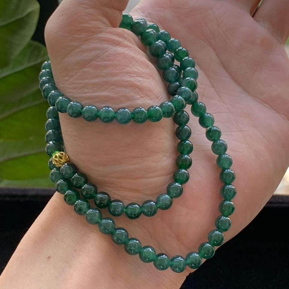 A货天然翡翠冰种蓝水项链108颗重量33.84
4月27日