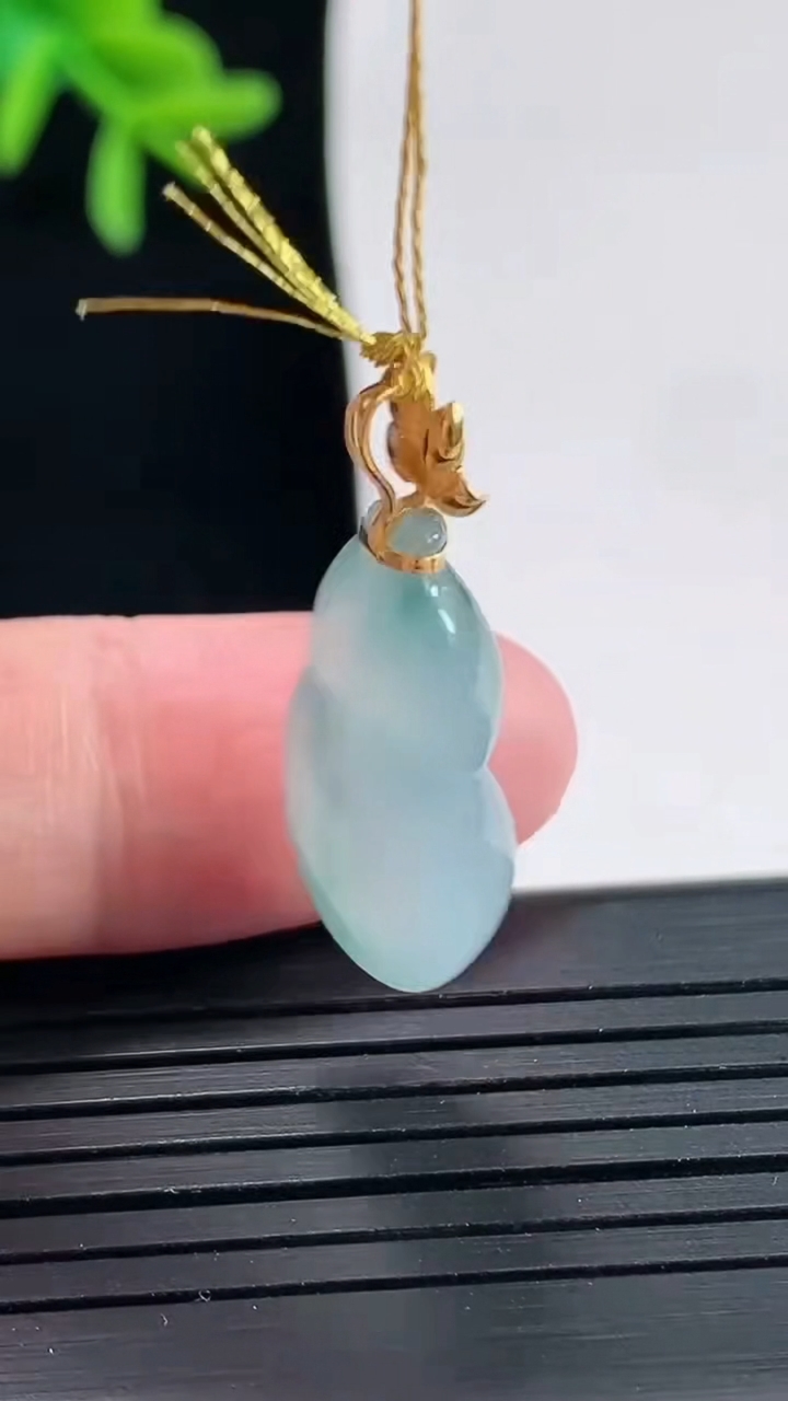 天然A货翡翠种飘花葫芦吊坠，尺寸20-14.5-5.6重量:3.02g
4月27日