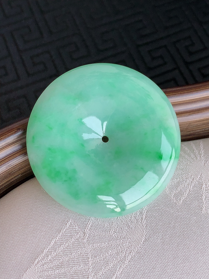 天然A货翡翠飘绿大件平安扣吊坠 
尺寸38.7-6mm 重量19.14g 0426