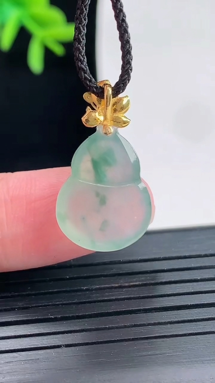 天然A货翡翠种飘花葫芦吊坠，尺寸15.5-13.6-5重量:2.35g
4月27日