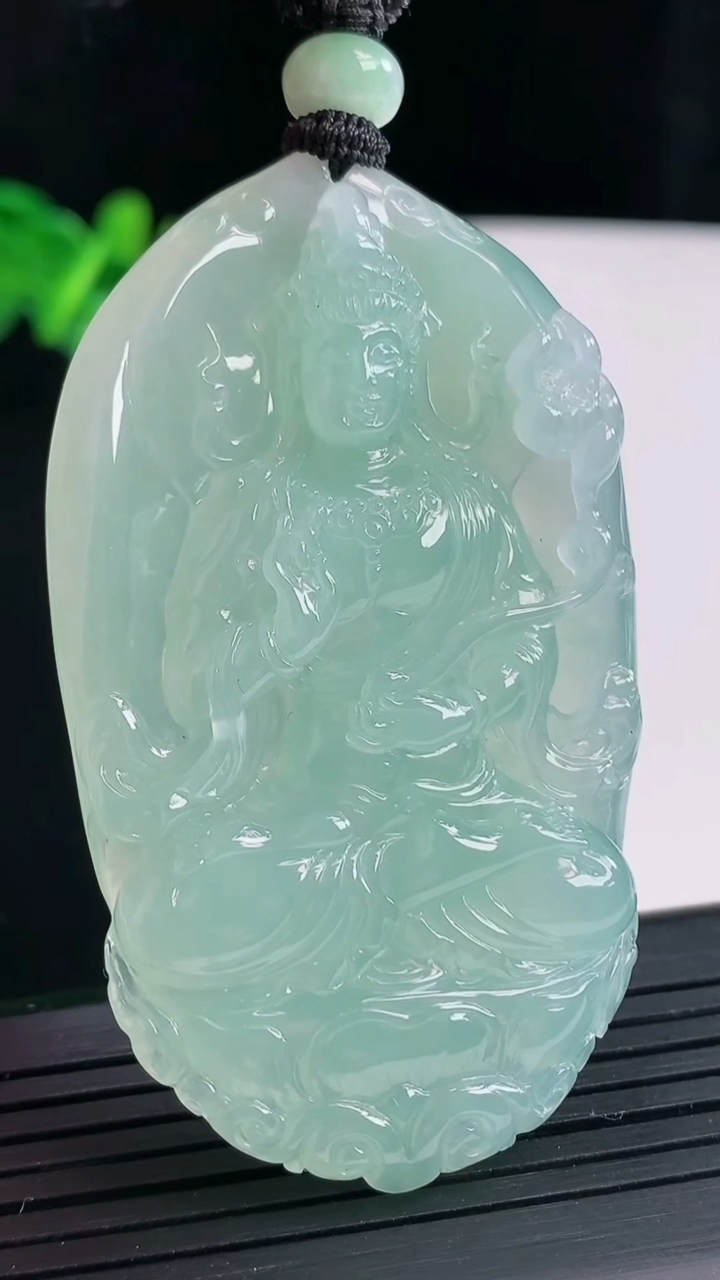 天然A货翡翠大势至菩萨吊坠，尺寸61-38-8.9重量:36.62g
4月27日