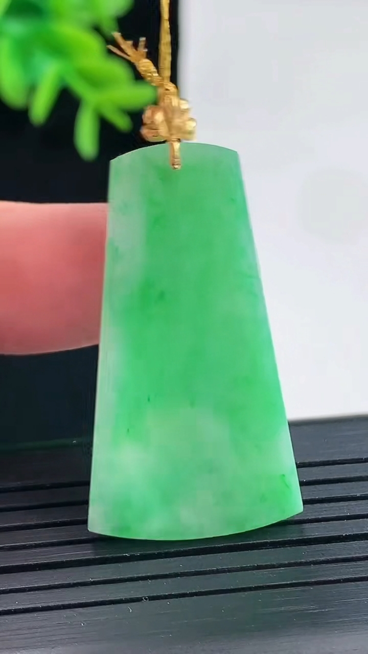 天然A货翡翠无事牌吊坠，尺寸38-20.6-2.2重量:5.28g
4月27日