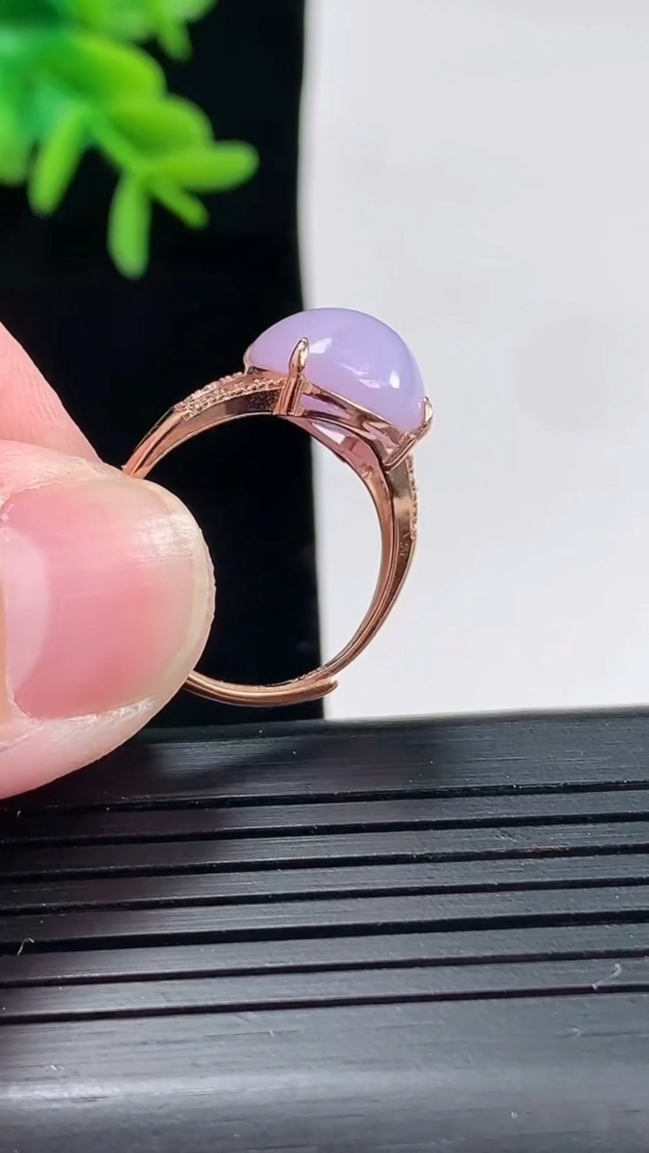 天然A货翡翠925银紫罗兰蛋面戒指，尺寸12-11-7.5重量:2.76g2026年4月27日
工厂直销收藏佳品,种好水足，色泽均匀，有种有色，上手高大气！