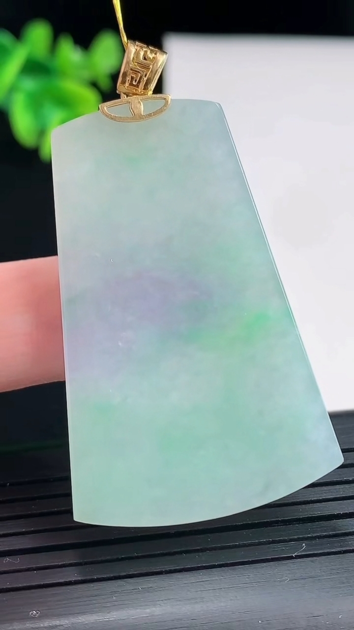 天然A货翡翠无事牌吊坠，尺寸47.5-30.5-3.5重量:14.74g
4月27日