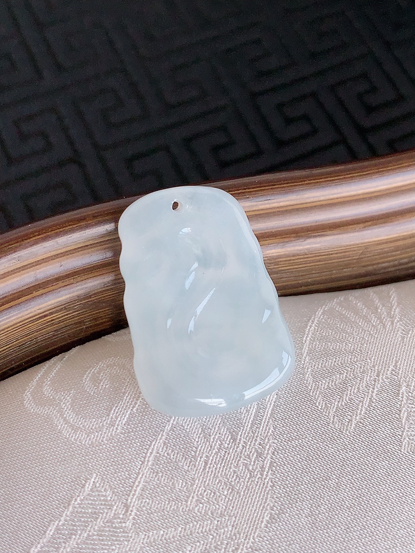 天然A货翡翠白冰白月光生肖羊吊坠 
尺寸25-17-5mm 重量5.00g 0426