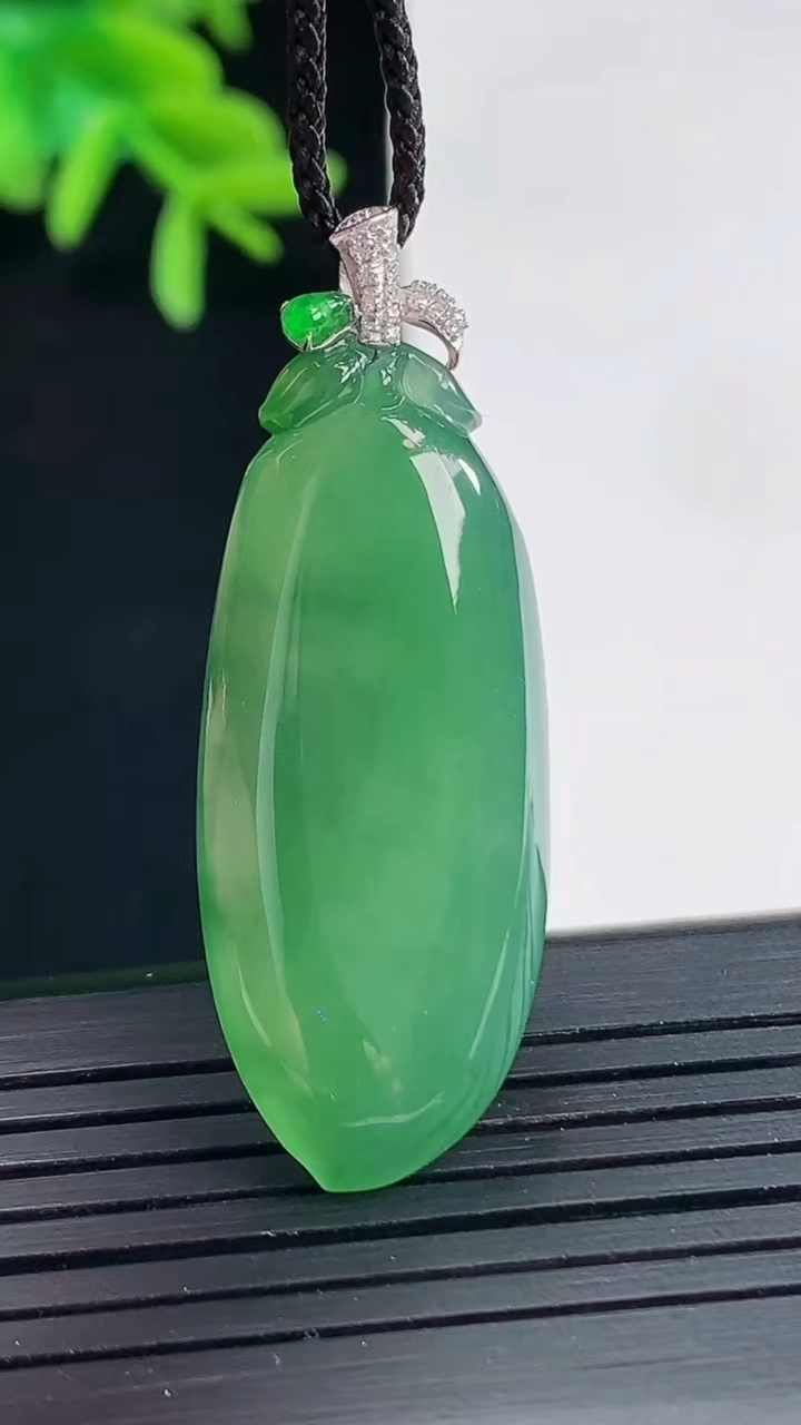 天然A货翡翠福瓜吊坠，尺寸33-15-6重量:7.09g
4月27日