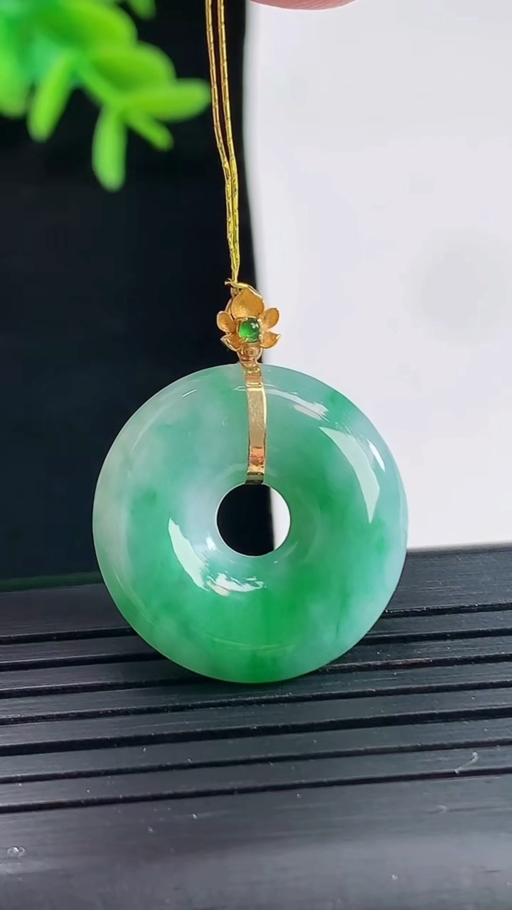 天然A货翡翠平安环吊坠，尺寸22.6-5重量:5.19g
4月27日