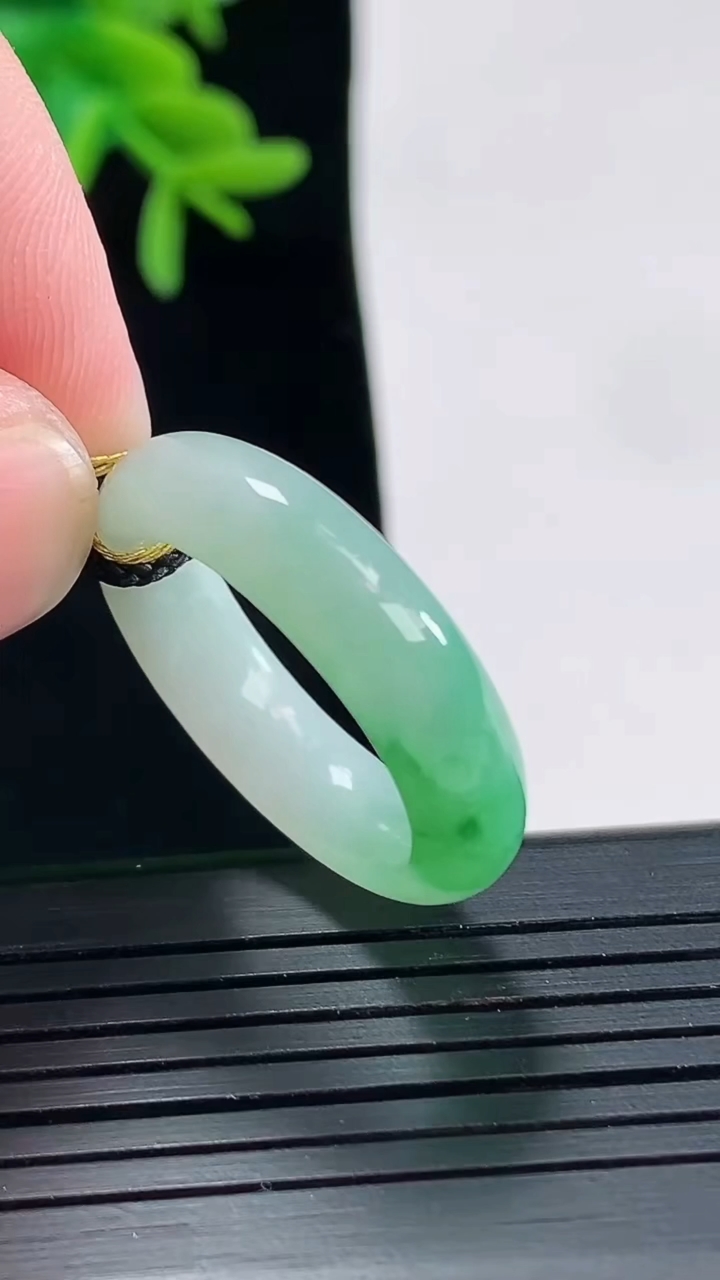 天然A货翡翠玉指环 戒指，尺寸18.6-6-4重量:4.93g2026年4月27日
工厂直销收藏佳品,种好水足，色泽均匀，有种有色，上手高大气！