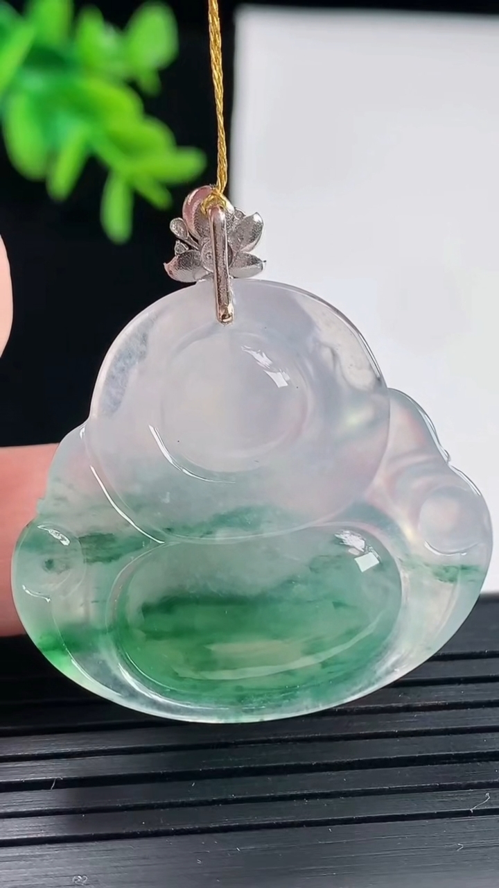 天然A货翡翠种飘花佛公吊坠，尺寸31.5-35.5-6.3重量:11.00g
4月27日