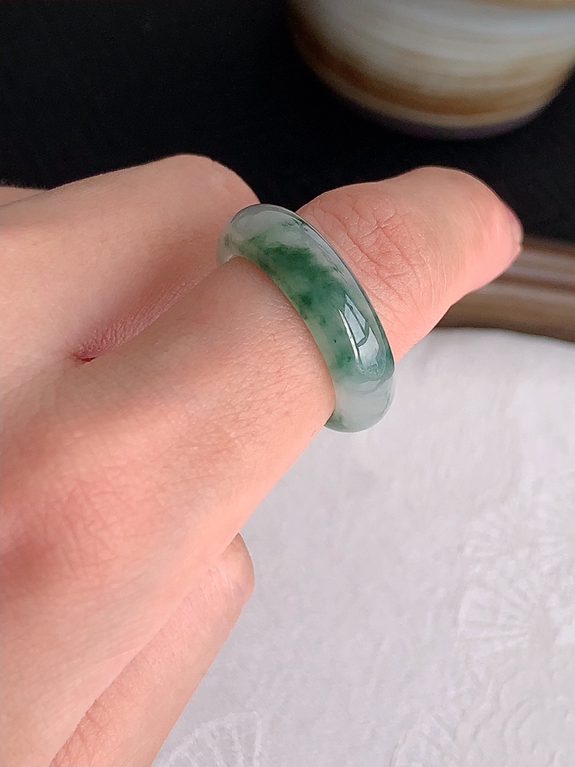 天然A货翡翠飘花素面戒指 
尺寸17.2-6-3.6mm 重量4.16g 0426