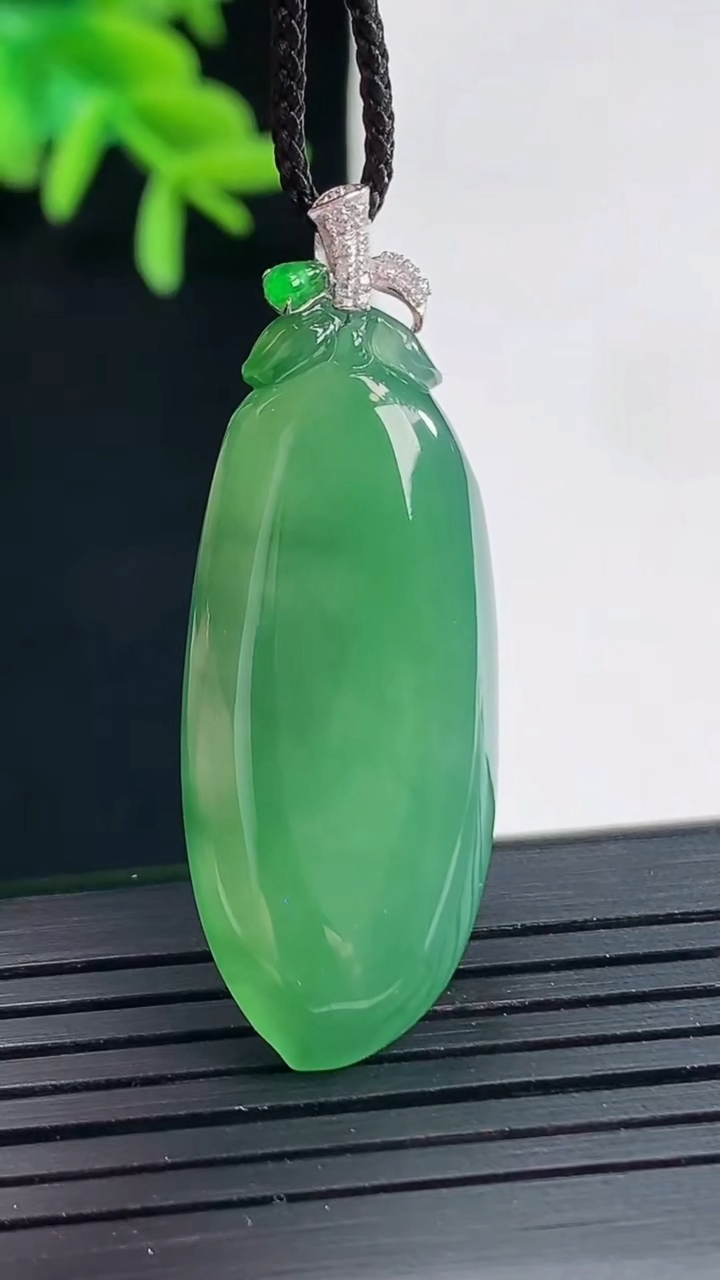 天然A货翡翠福瓜吊坠，尺寸33-15-6重量:7.09g
4月27日