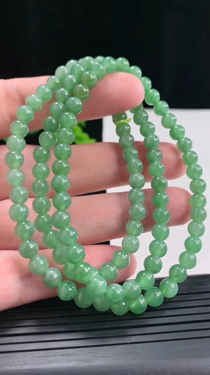 天然A货翡翠圆珠项链，尺寸6-104颗重量:35.95g4月27日
工厂直销收藏佳品,种好水足，色泽均匀，有种有色，上手高大气！