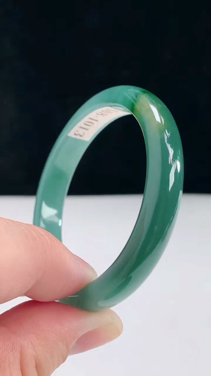 圈口52翡翠a货蓝水宽边手镯尺寸52-45-8.3-5.3重:23.97g2224月27日