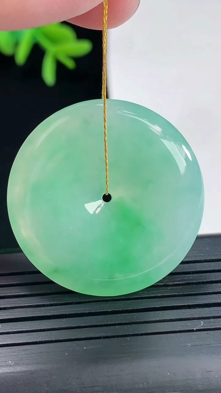 天然A货翡翠平安扣吊坠，尺寸32.6-6重量:13.49g
4月27日