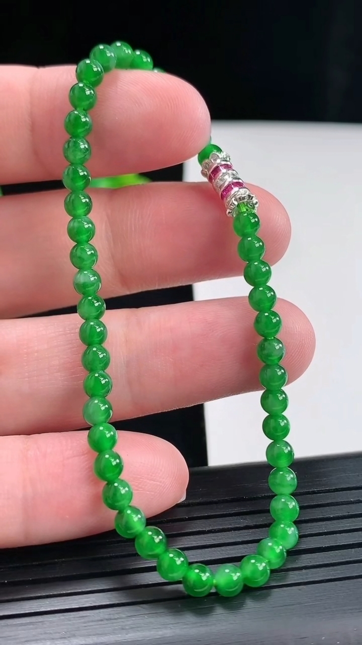 天然A货翡翠圆珠手串，尺寸4-45颗星星重量:5.38g4月27日
工厂直销收藏佳品,种好水足，色泽