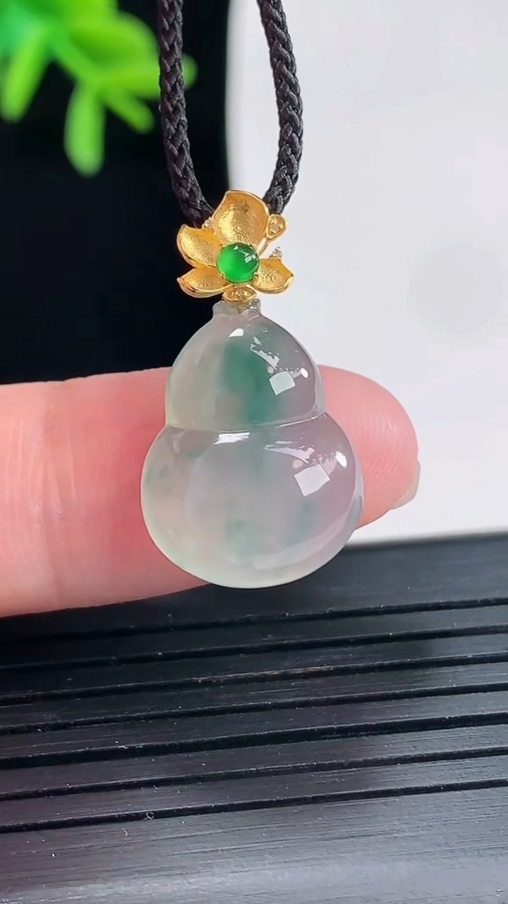 天然A货翡翠种飘花葫芦吊坠，尺寸15.5-13.6-5重量:2.35g
4月27日