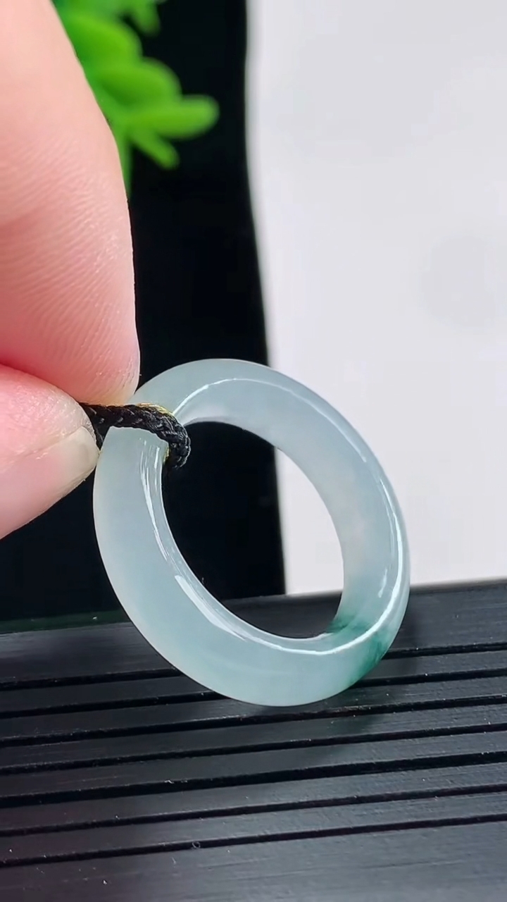 天然A货翡翠飘花玉指环 戒指，尺寸17.5-5.6-4重量:4.37g2026年4月27日
工厂直销收藏佳品,种好水足，色泽均匀，有种有色，上手高大气！