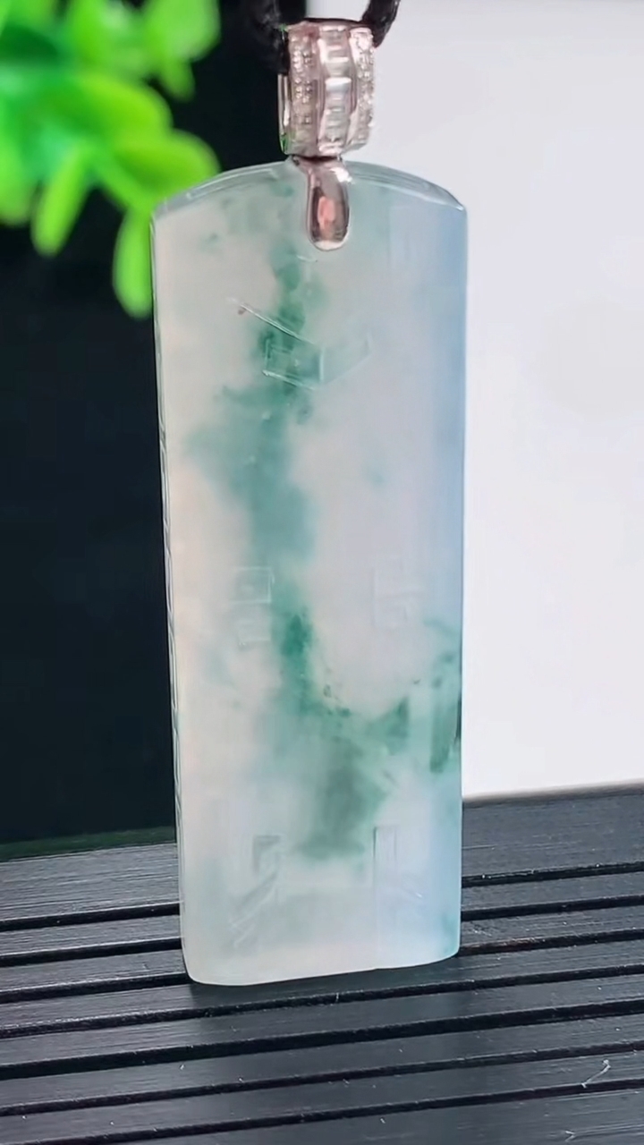 天然A货翡翠种飘花仿古无事牌吊坠，尺寸44-15-5重量:11.28g
4月27日