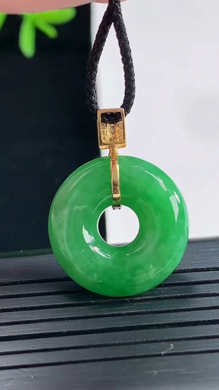 天然A货翡翠平安环吊坠，尺寸20.6-6重量:5.55g
4月27日