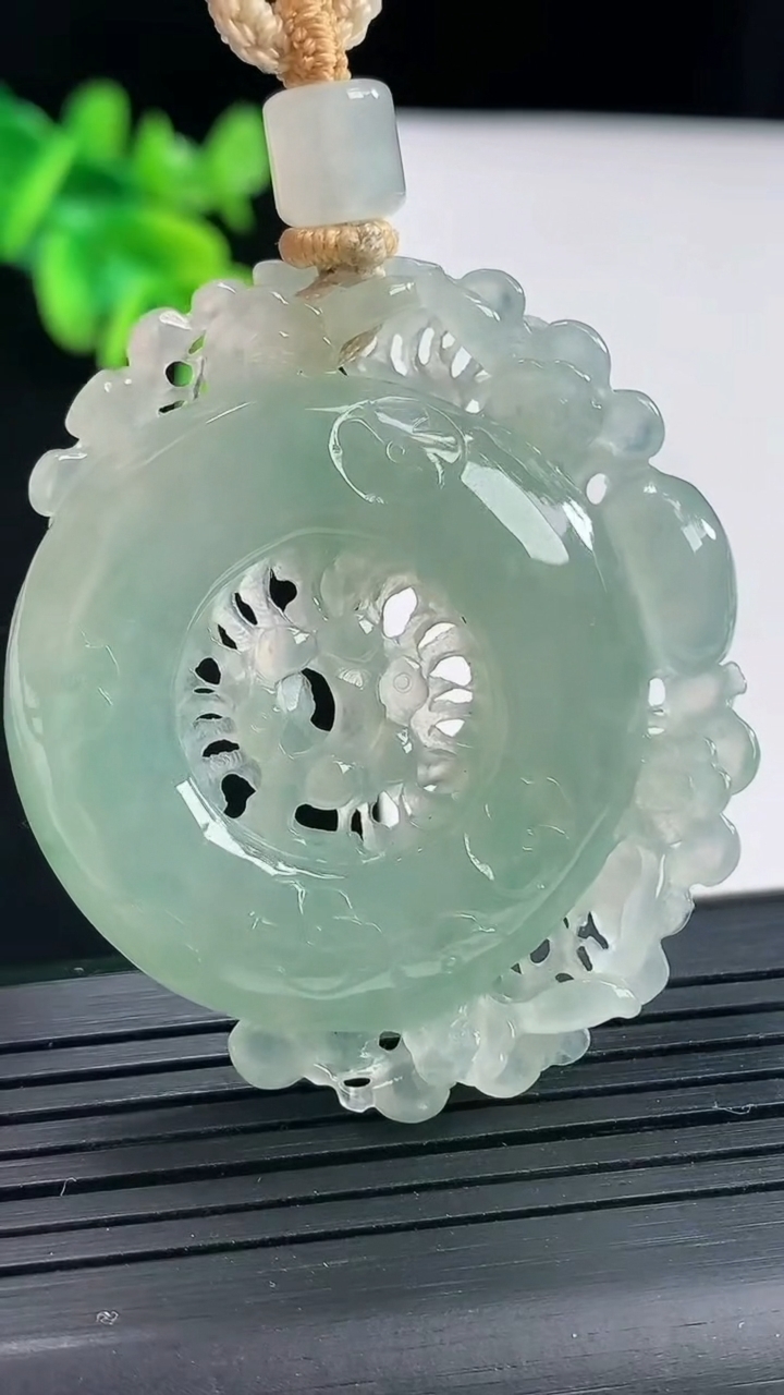 天然A货翡翠喜上眉梢吊坠，尺寸45.6-41.6-7.8重量:25.94g
4月27日