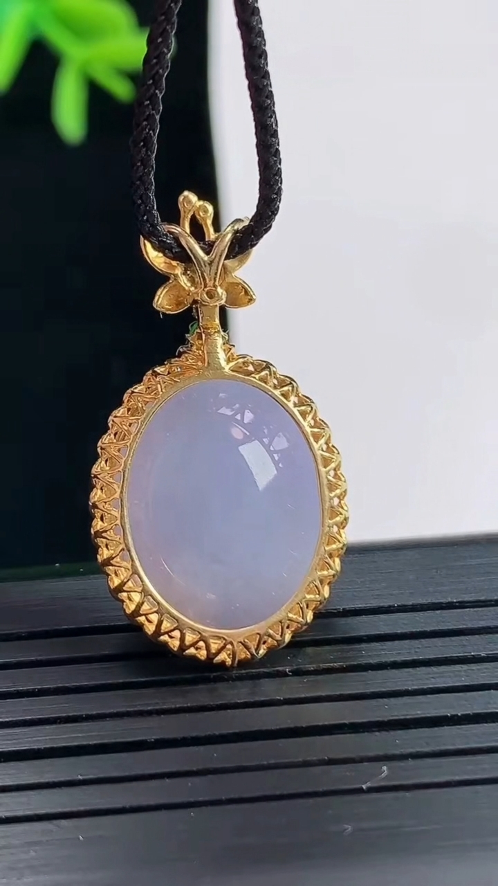 天然A货翡翠18k金紫罗兰蛋面吊坠，尺寸32-17.6-9.2，裸石18.5-15重量:5.49g
4月27日