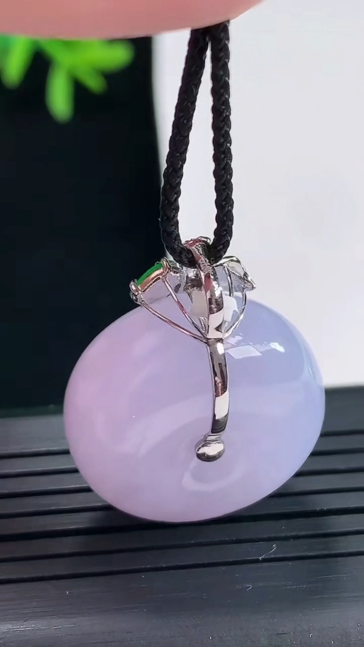 天然A货翡翠18k金紫罗兰路路通吊坠，尺寸23.5-11.8重量:14.99g
4月27日