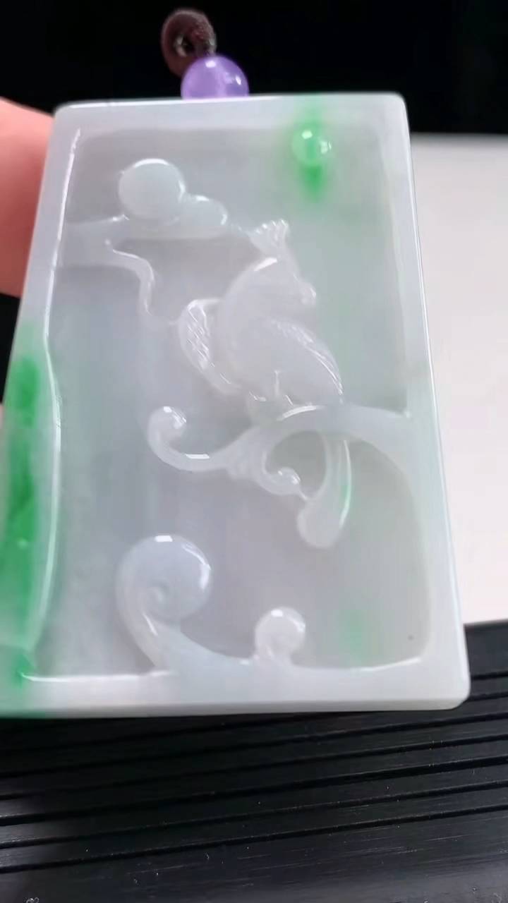 天然A货翡翠喜上眉梢吊坠，尺寸55-39-7.5重量:36.37g
4月27日