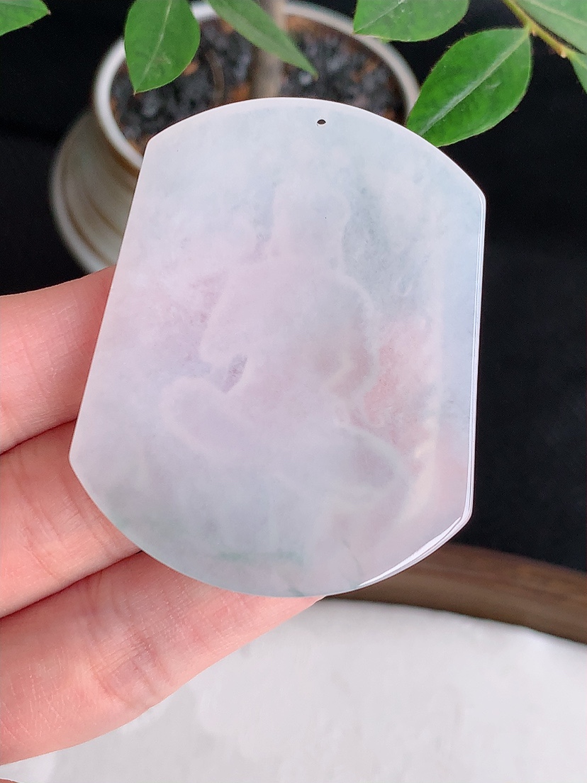 天然A货翡翠飘花一刀切大势至菩萨吊坠 
尺寸52-41.6-5.4mm 重量25.58g 0426