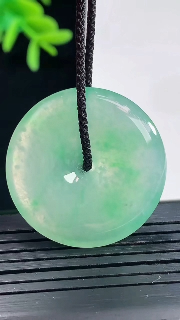 天然A货翡翠种飘飘平安扣吊坠，尺寸38-5重量:9.34g
4月27日