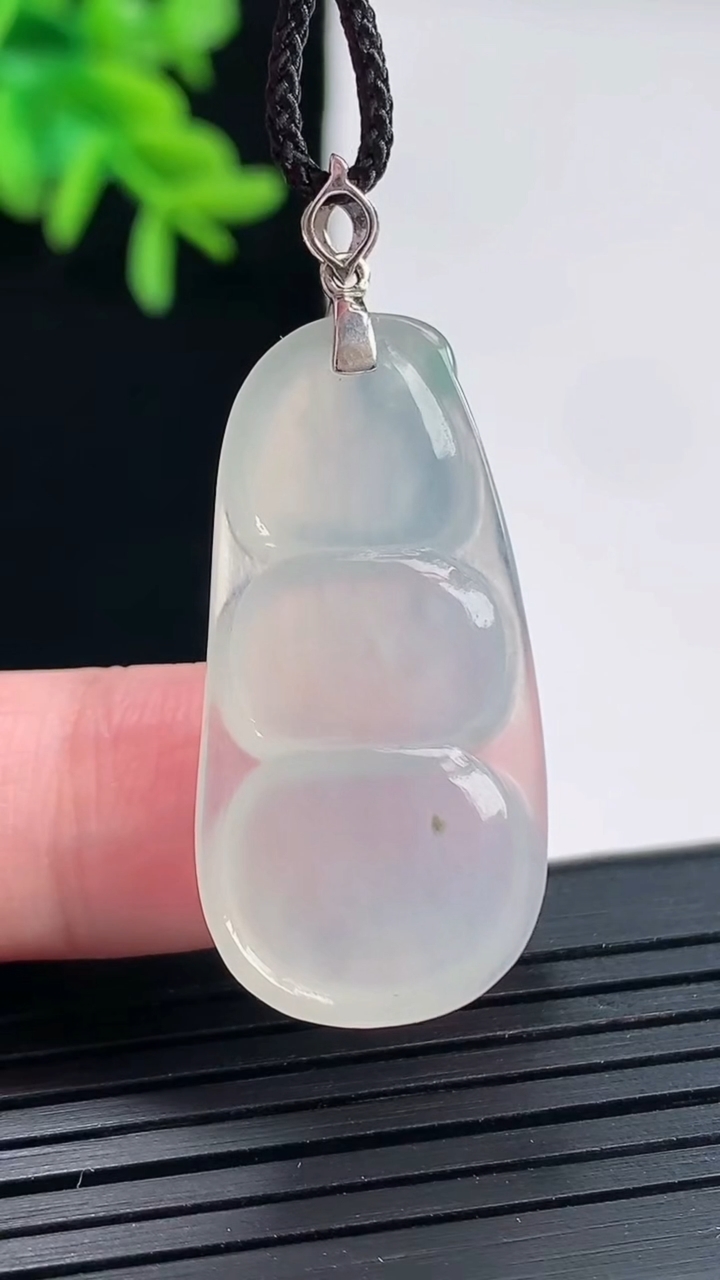 天然A货翡翠种飘花福豆吊坠，尺寸34-16.5-5.2重量:5.98g
4月27日