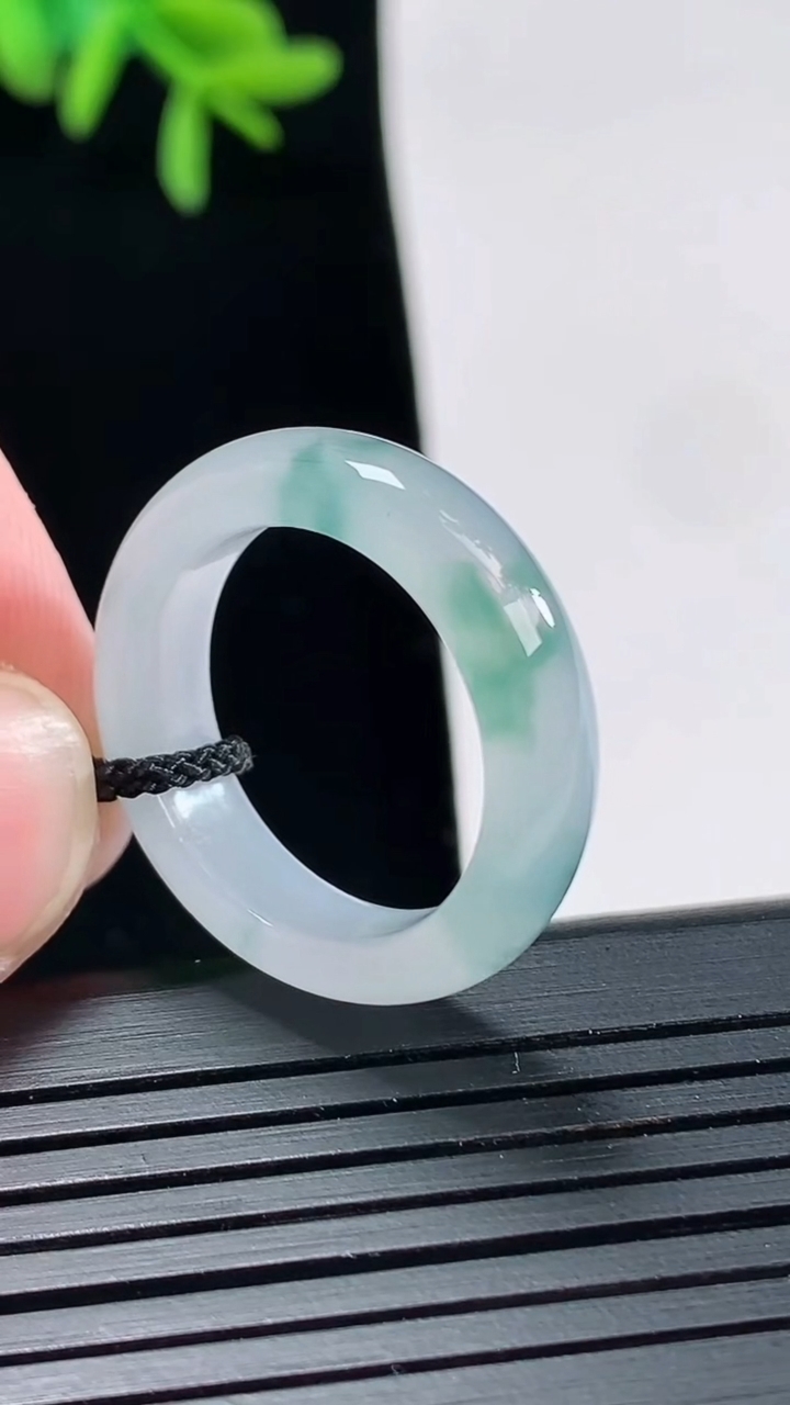 天然A货翡翠冰种飘花玉指环 戒指，尺寸18-5.8-3.5重量:4.18g2026年4月27日
工厂