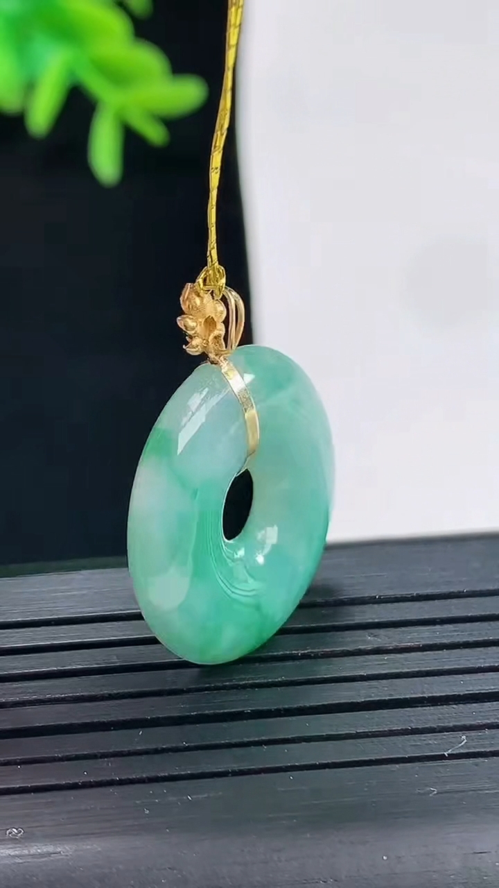 天然A货翡翠平安环吊坠，尺寸22.6-5重量:5.19g
4月27日