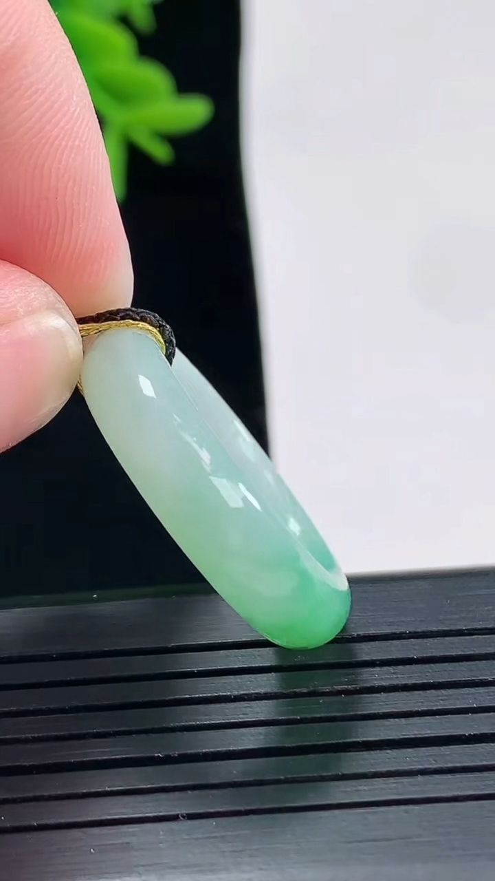 天然A货翡翠玉指环 戒指，尺寸18.6-6-4重量:4.93g2026年4月27日
工厂直销收藏佳品,种好水足，色泽均匀，有种有色，上手高大气！