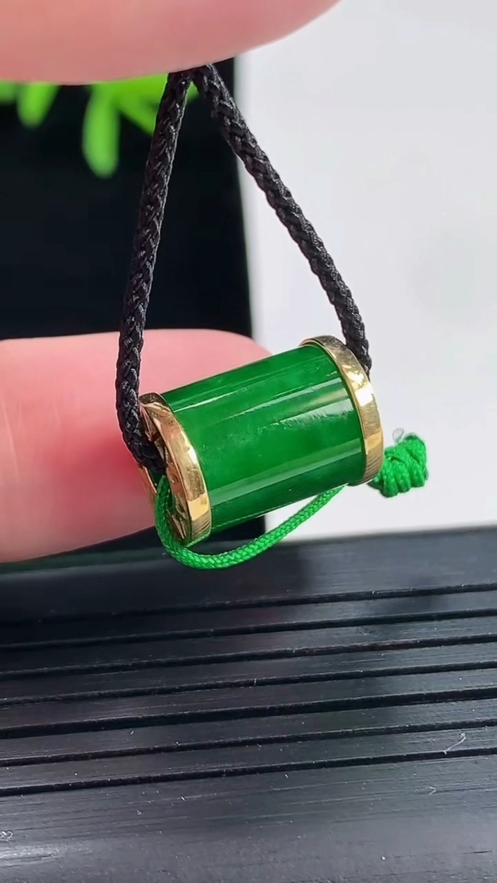 天然A货翡翠路路通吊坠，尺寸14-10.5重量:3.08g
4月27日