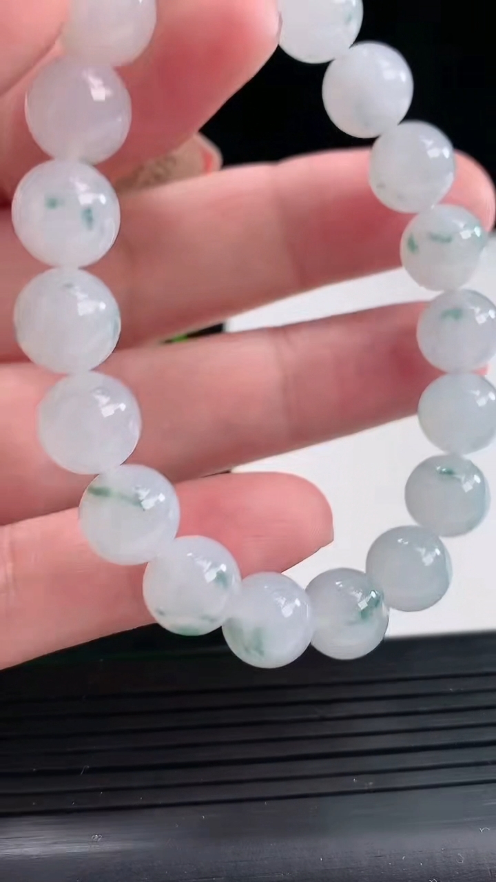 天然A货翡翠飘花圆珠手串，尺寸10-19颗重量:32.87g4月27日
工厂直销收藏佳品,种好水足，色泽均匀，有种有色，上手高大气！