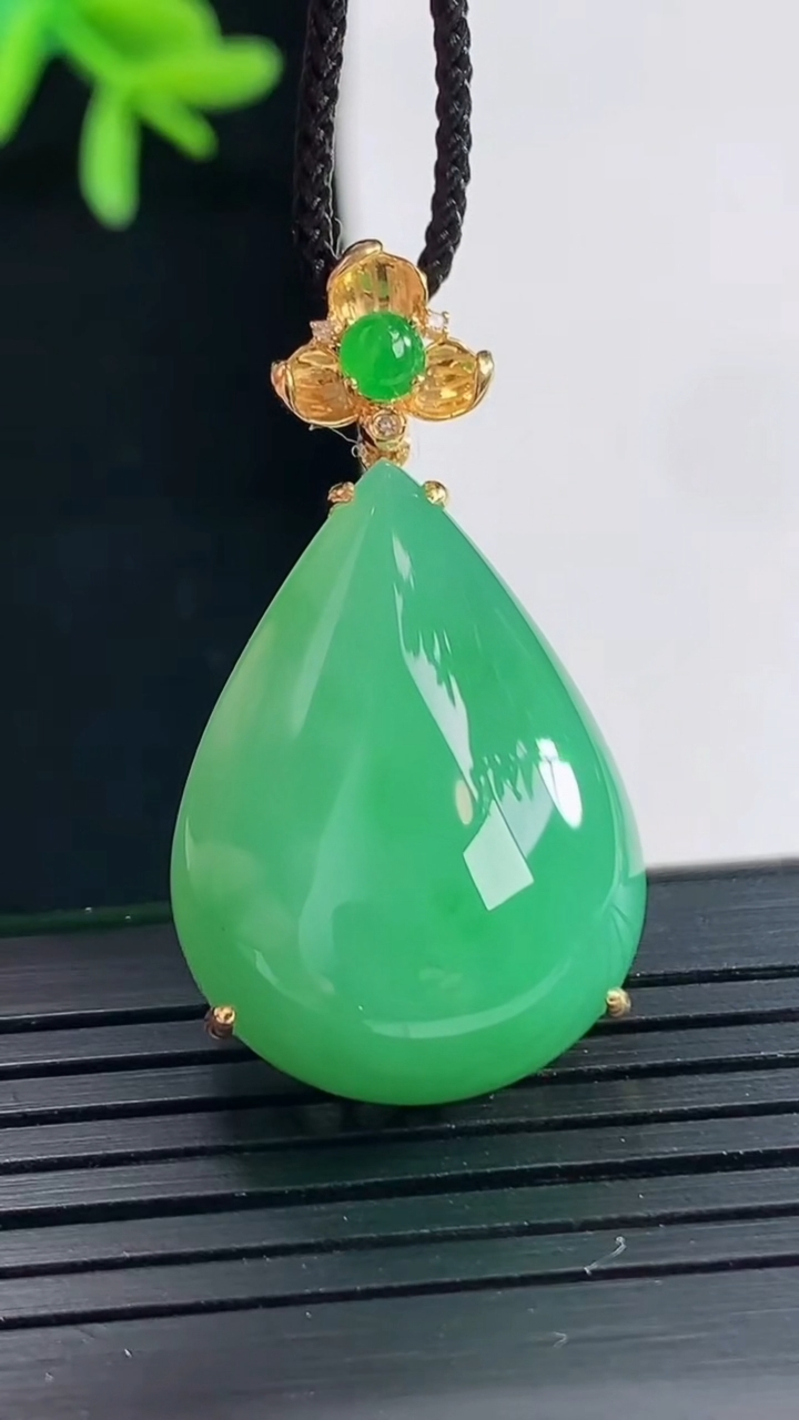 天然A货翡翠水滴吊坠，尺寸35-19-11，裸石25-19重量:8.48g
4月27日