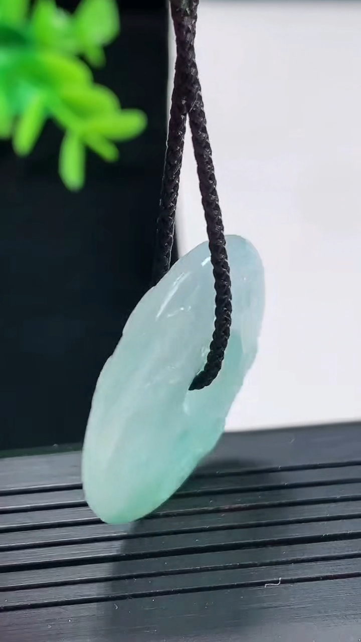 天然A货翡翠仿古平安扣吊坠，尺寸30-5.5重量:9.82g
4月27日